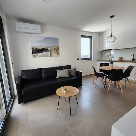 Brand New With Private Yard Allure Ii Apartment *